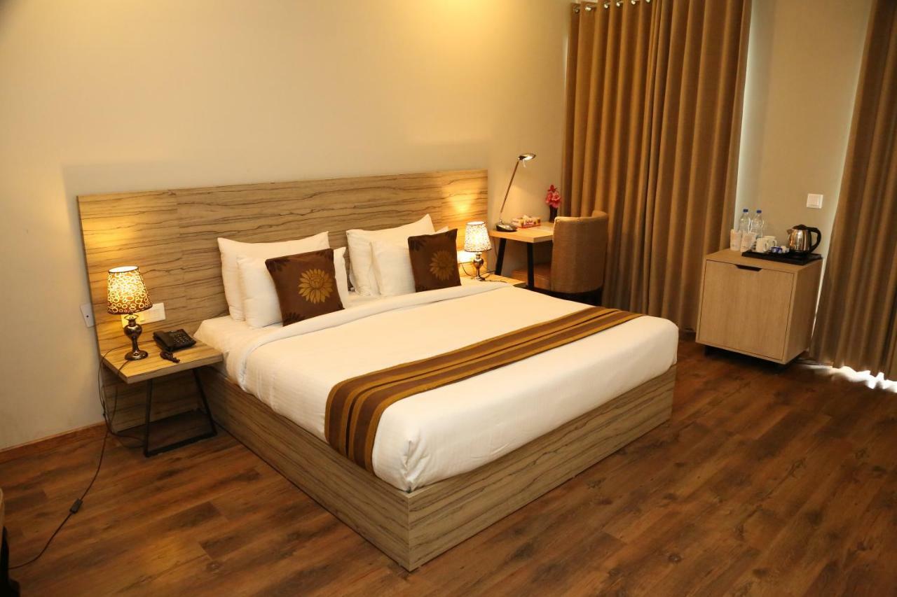 ลา เรซิด็องซ์ Hotel เดลี ภายนอก รูปภาพ